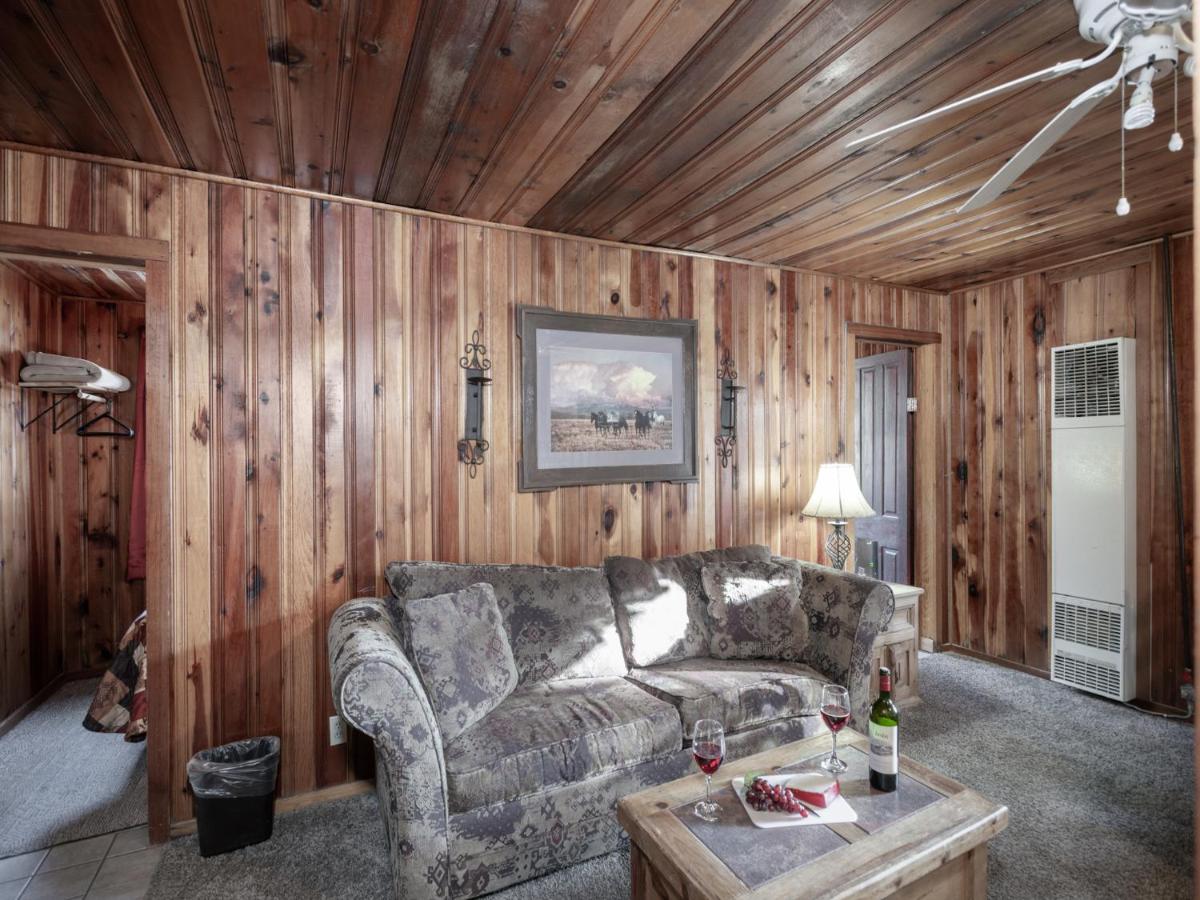 | Pine Cabin, 2 Bedrooms, Fireplace, Midtown, Sleeps 6