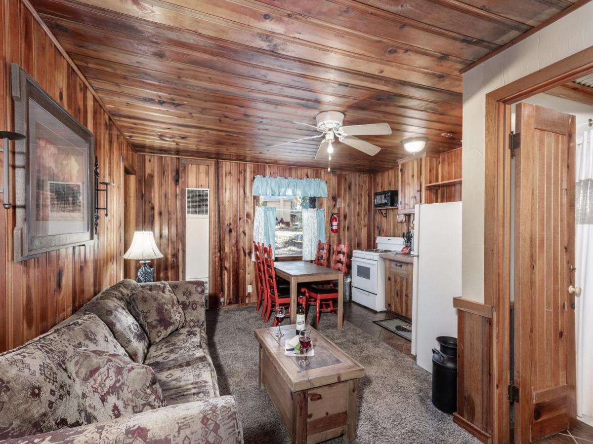 | Pine Cabin, 2 Bedrooms, Fireplace, Midtown, Sleeps 6