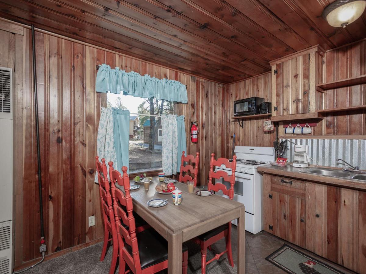 | Pine Cabin, 2 Bedrooms, Fireplace, Midtown, Sleeps 6
