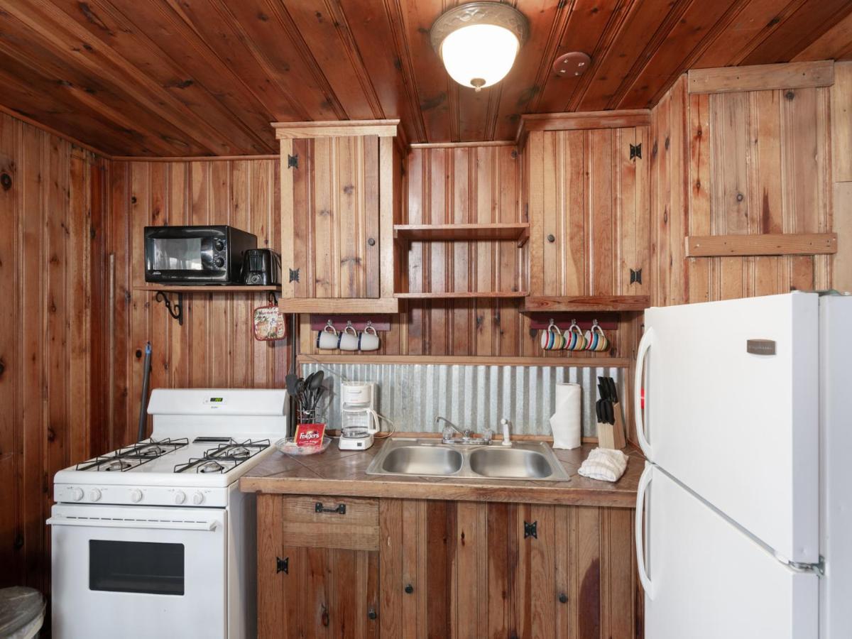 | Pine Cabin, 2 Bedrooms, Fireplace, Midtown, Sleeps 6