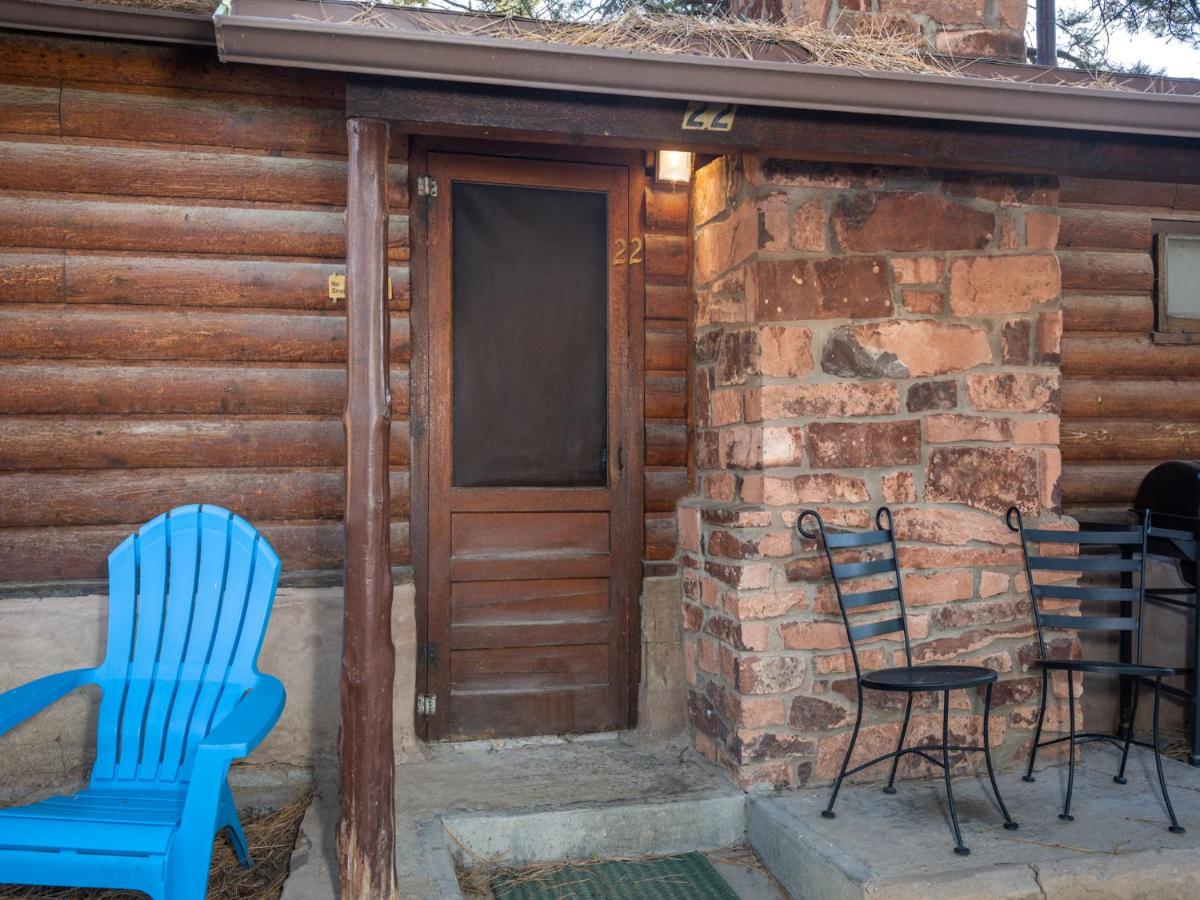 | Pine Cabin, 2 Bedrooms, Fireplace, Midtown, Sleeps 6