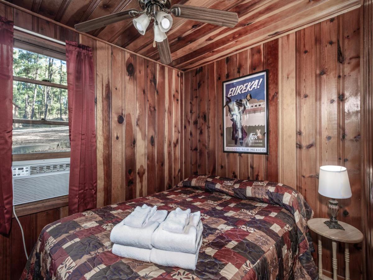  | Pine Cabin, 2 Bedrooms, Fireplace, Midtown, Sleeps 6