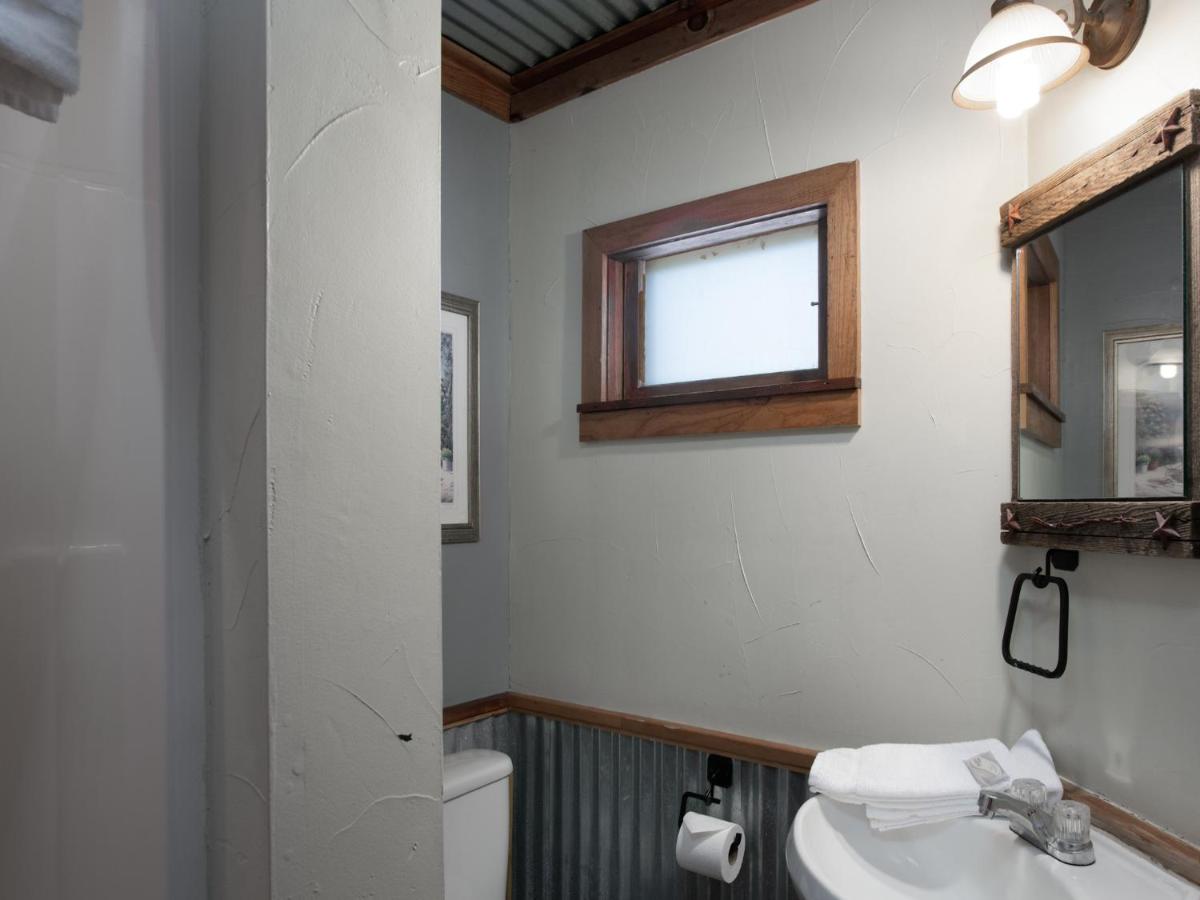 | Pine Cabin, 2 Bedrooms, Fireplace, Midtown, Sleeps 6