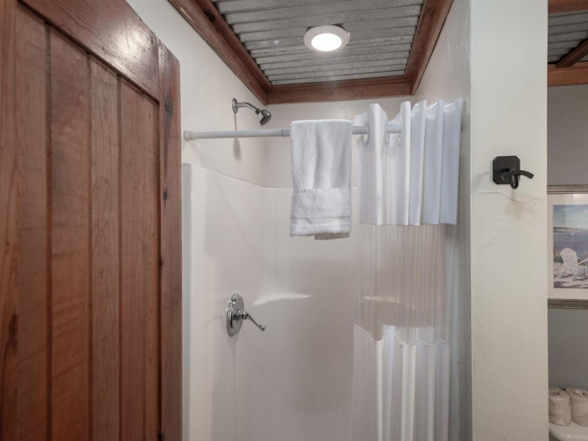 | Pine Cabin, 2 Bedrooms, Fireplace, Midtown, Sleeps 6