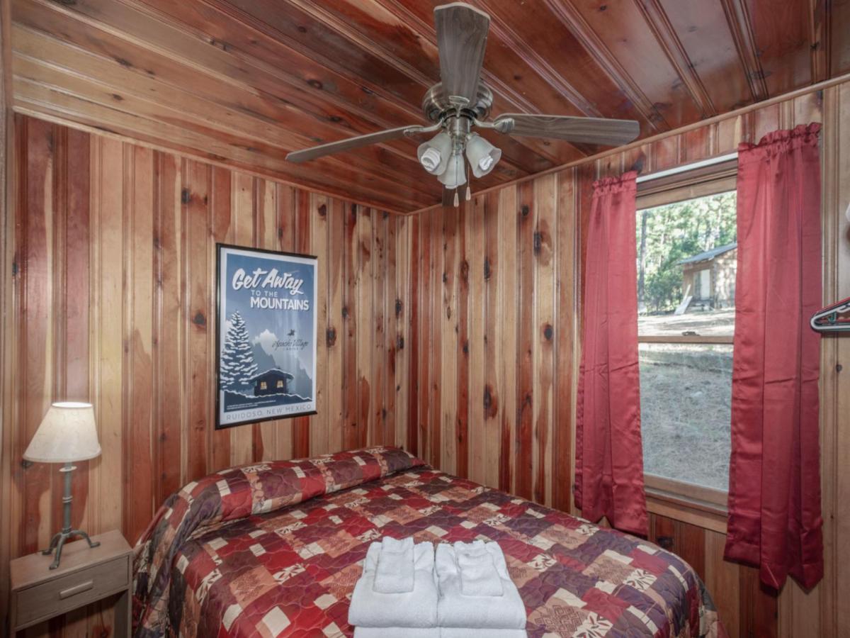 | Pine Cabin, 2 Bedrooms, Fireplace, Midtown, Sleeps 6