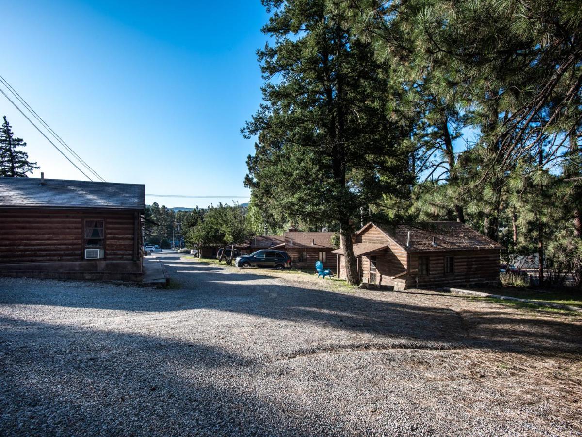 | Pine Cabin, 2 Bedrooms, Fireplace, Midtown, Sleeps 6