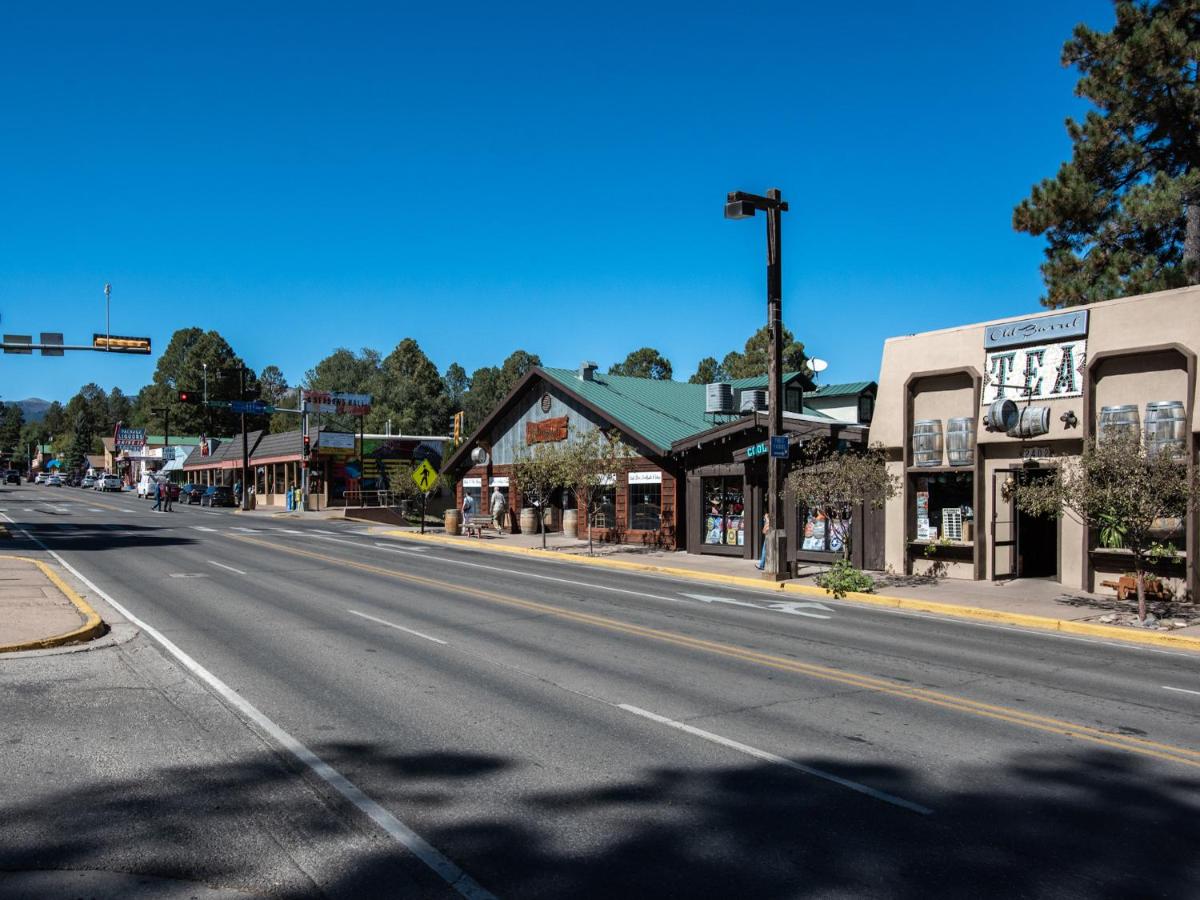 | Pine Cabin, 2 Bedrooms, Fireplace, Midtown, Sleeps 6
