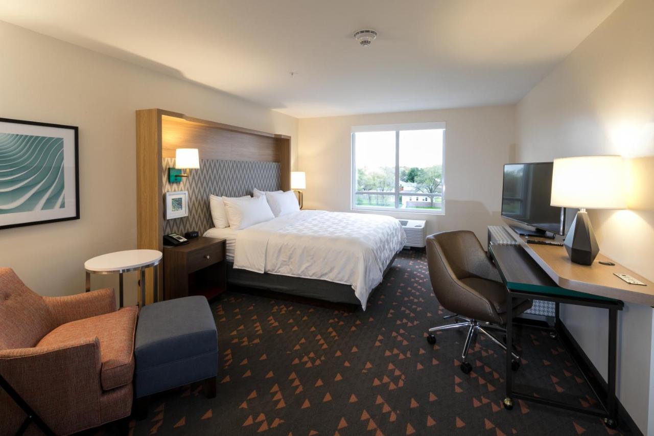 Standard Room at Holiday Inn & Suites Detroit - Troy by IHG