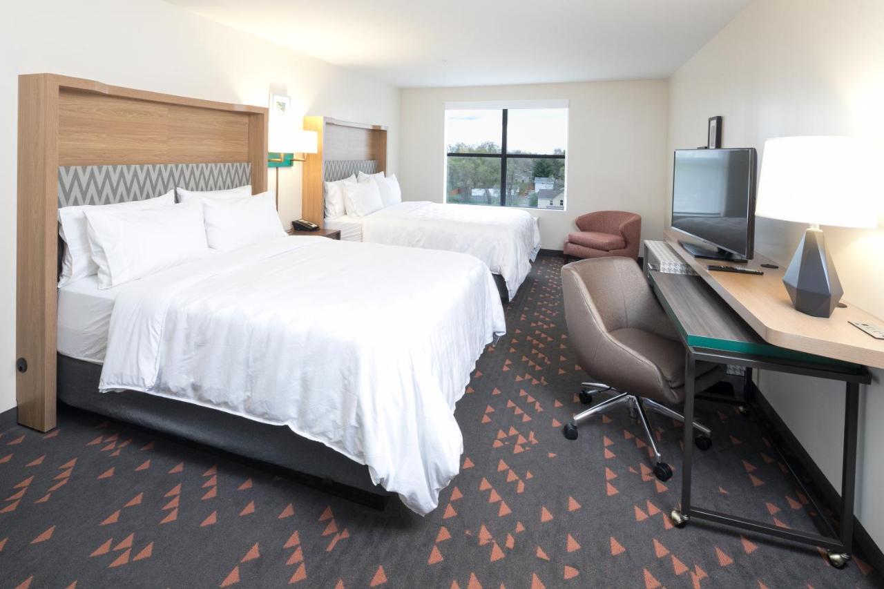 Standard Queen Room with Two Queen Beds - Communication Accessible at Holiday Inn & Suites Detroit - Troy by IHG