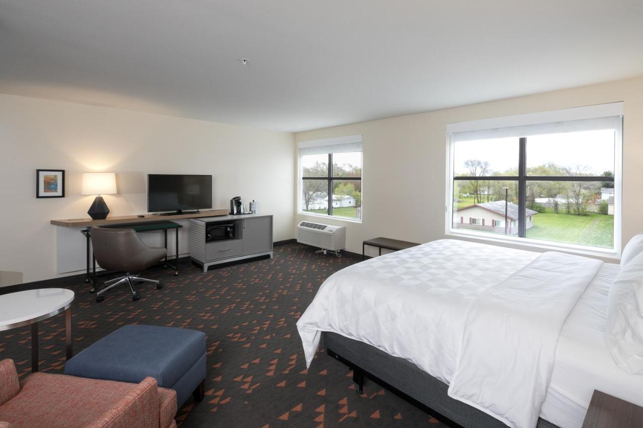 Standard Room at Holiday Inn & Suites Detroit - Troy by IHG