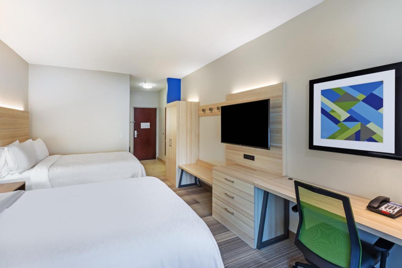 Queen Room with Two Queen Beds at Holiday Inn Express Hotel & Suites VIDOR SOUTH by IHG