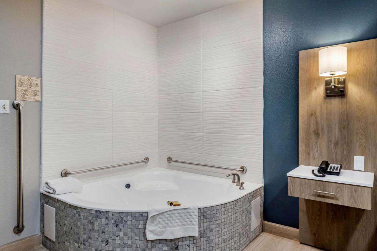 King Room with Walk-In Shower - Disability Access/Non-Smoking at Best Western Plus Edinburg Inn & Suites
