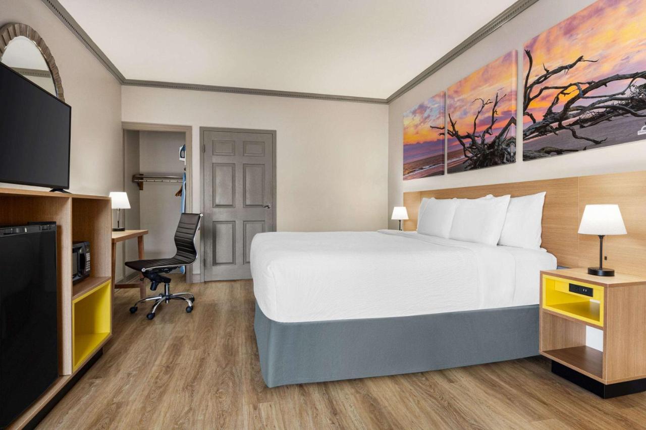 King Room - Mobility Access/Non-Smoking at Days Inn by Wyndham Kingsland Naval Base I-95
