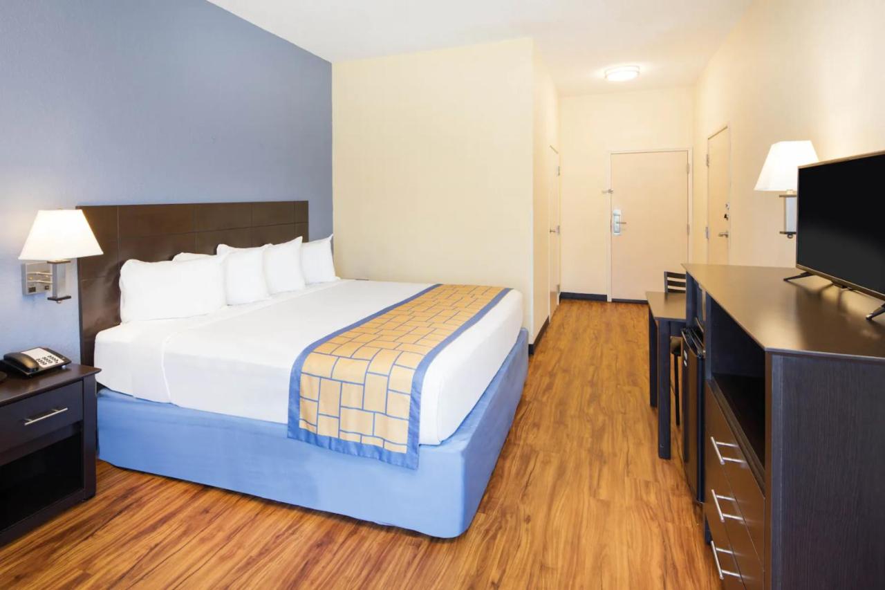 King Room - Mobility Access/Non-Smoking at Days Inn by Wyndham Macon I-75 North