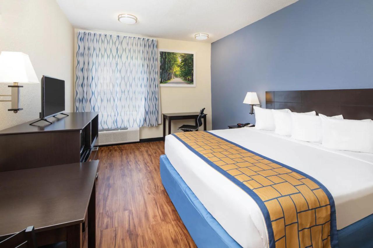 King Room - Mobility Access/Non-Smoking at Days Inn by Wyndham Macon I-75 North