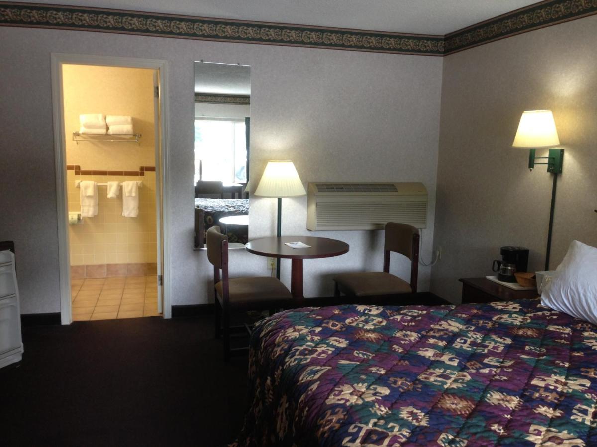 Standard King Room at Cherokee Grand Hotel