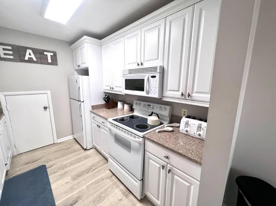 | New Pics! Harbour Town 3BR/3BA - Pool Access - Book Now