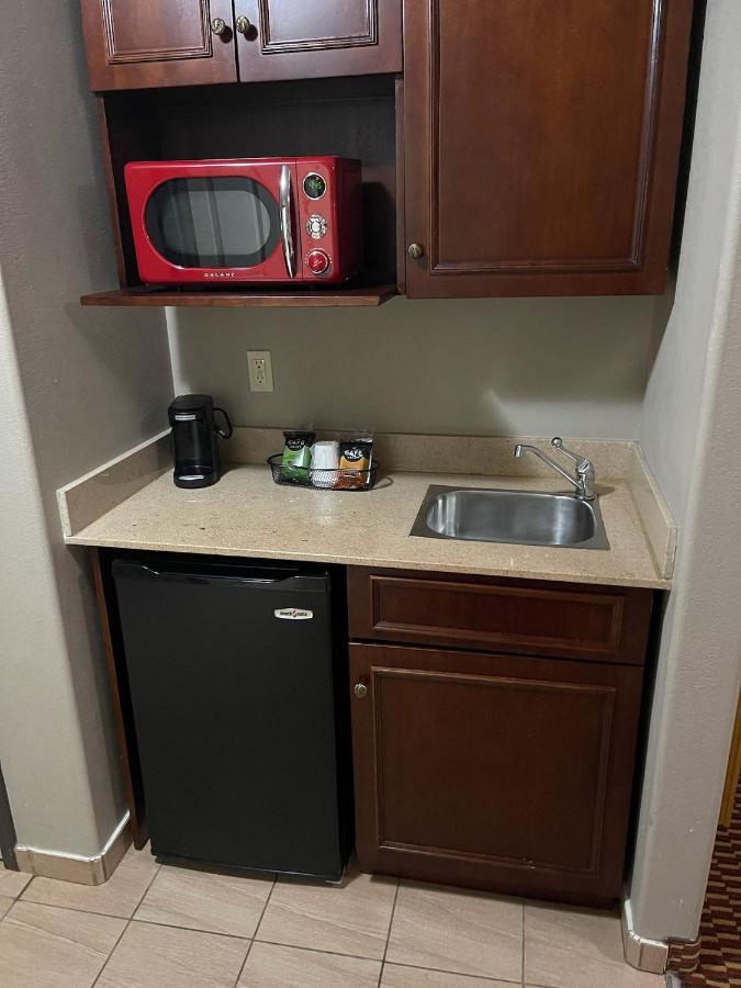 Suite King Room with Kitchenette Non-Smoking at Red Roof Inn & Suites Detroit-Melvindale/ Dearborn