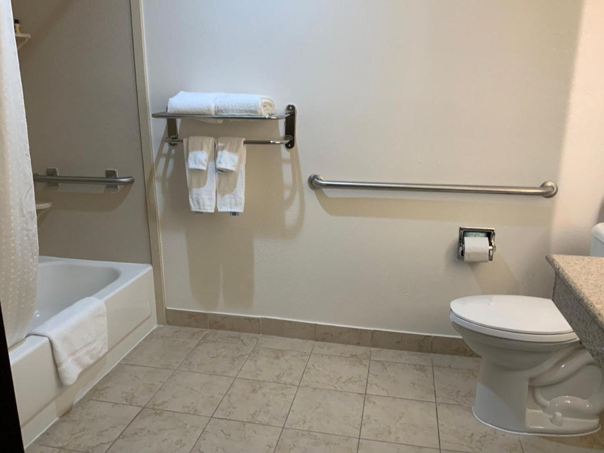 Queen Room with Two Queen Beds - Mobility Access/Non-Smoking at Wingate by Wyndham Jackson/Ridgeland