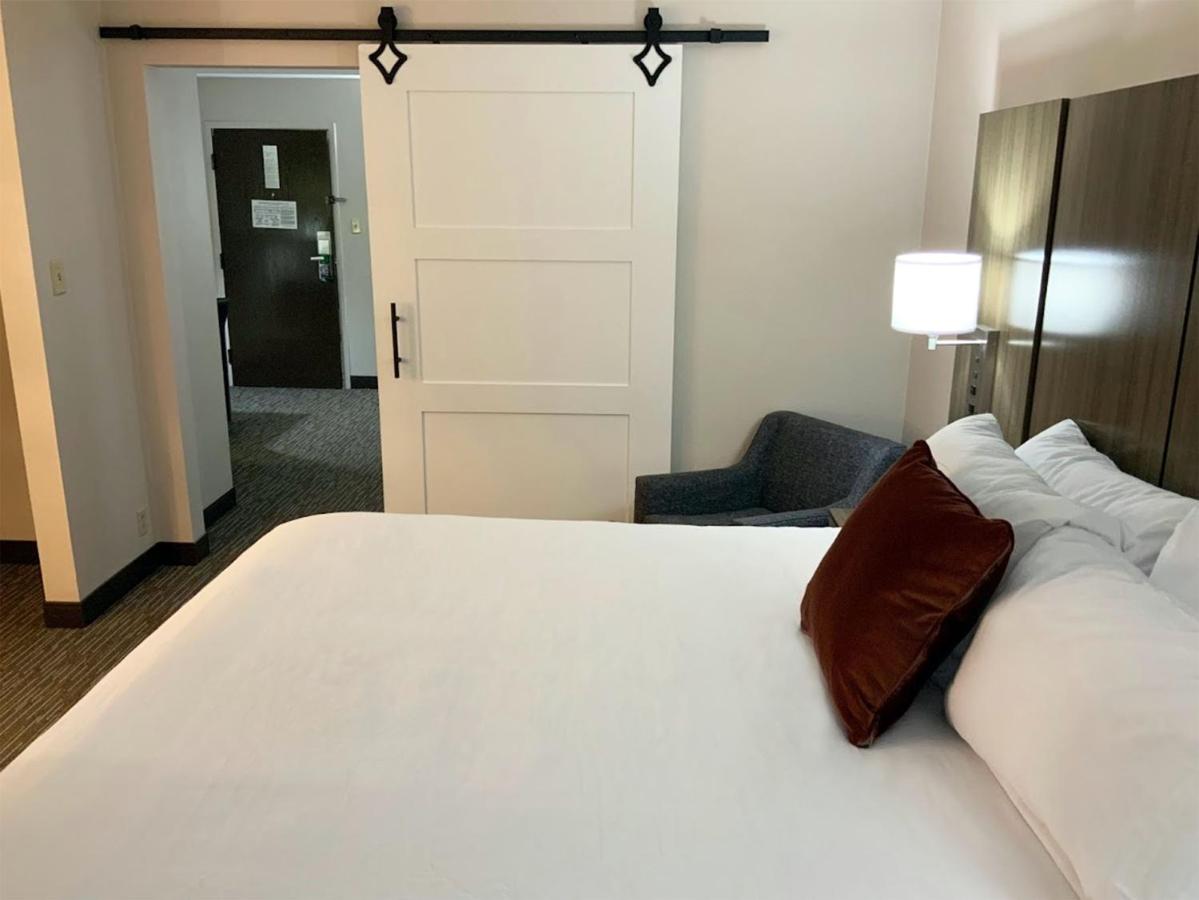 Deluxe King Room - Mobility Access/Non-Smoking at Wingate by Wyndham Jackson/Ridgeland