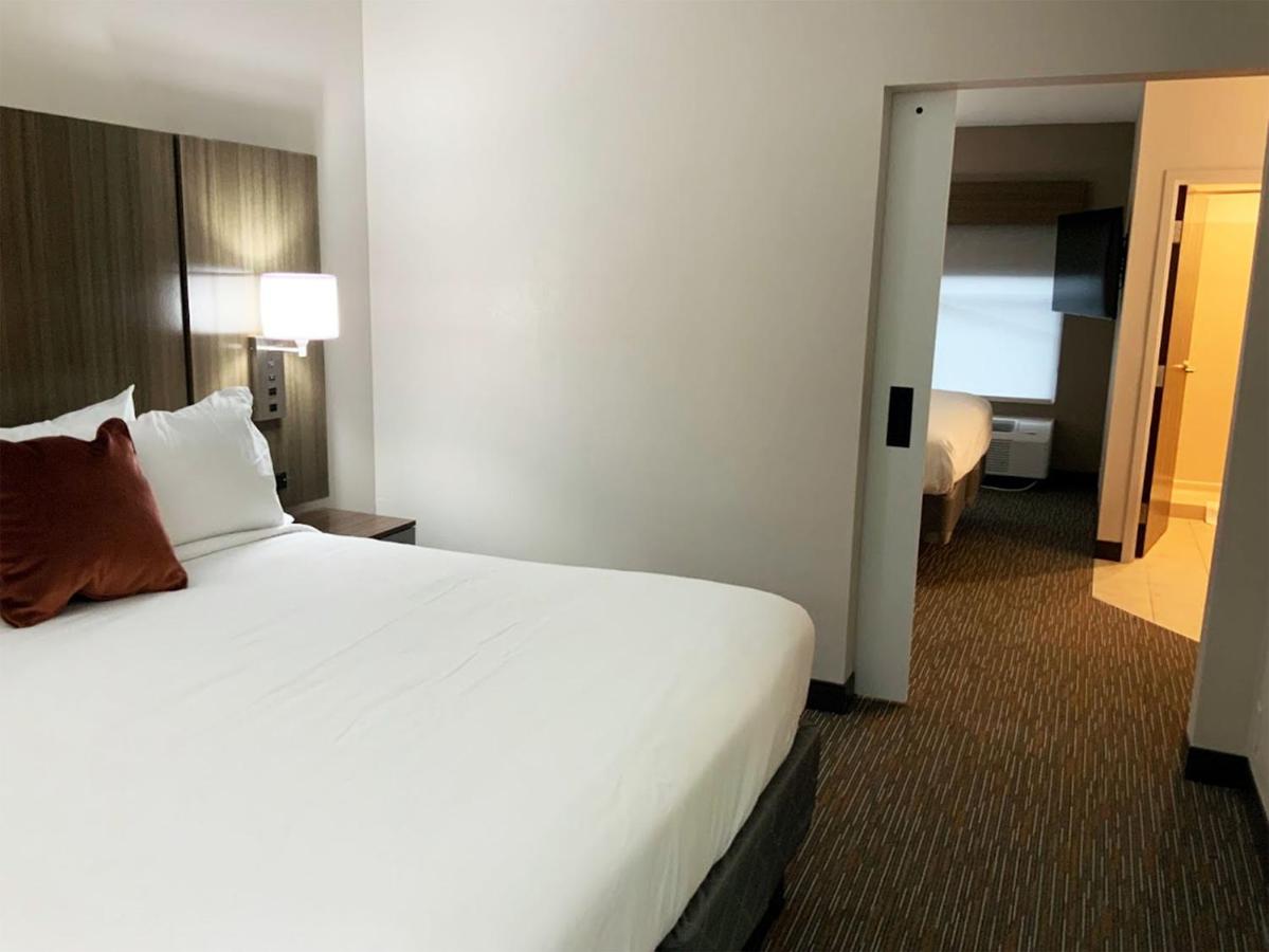 Deluxe King Room - Mobility Access/Non-Smoking at Wingate by Wyndham Jackson/Ridgeland