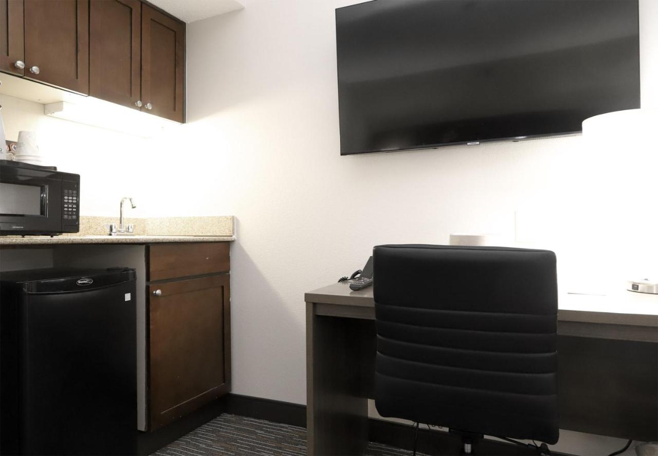 Deluxe King Room - Mobility Access/Non-Smoking at Wingate by Wyndham Jackson/Ridgeland