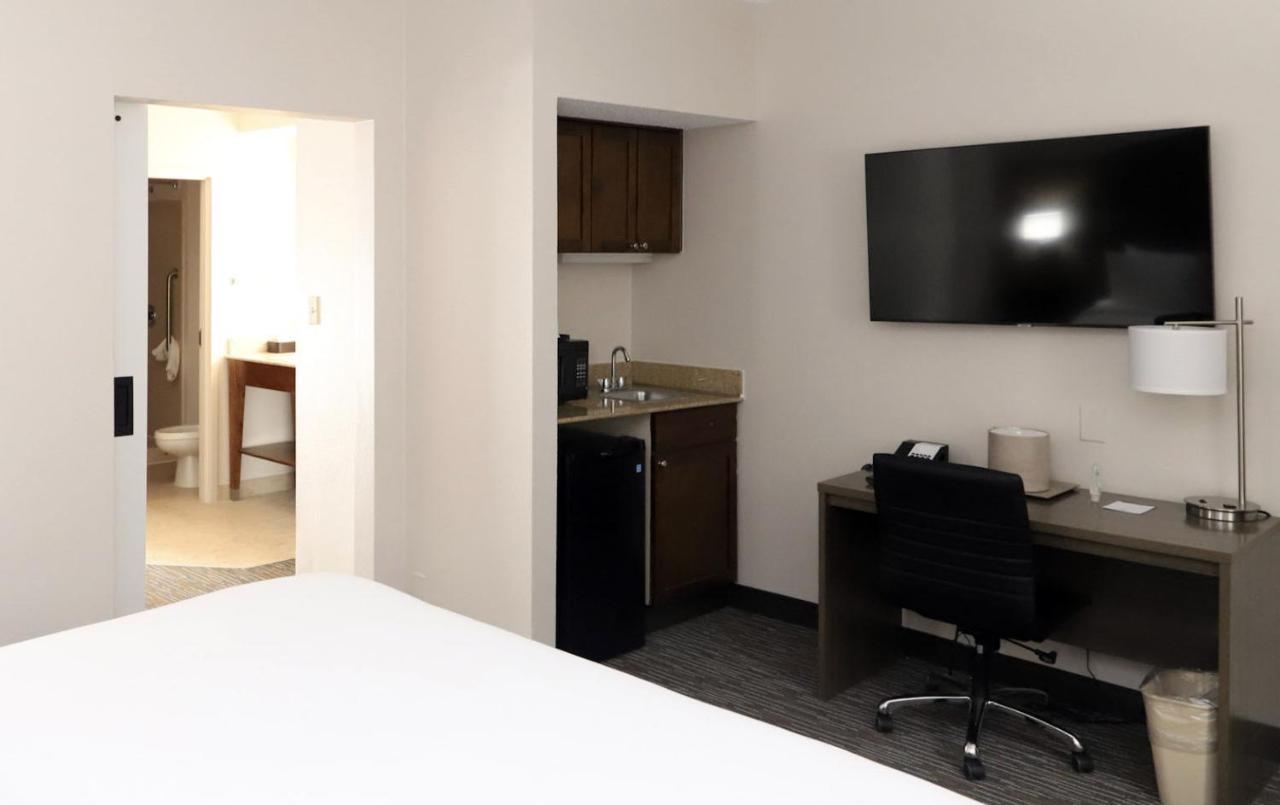 Deluxe King Room - Mobility Access/Non-Smoking at Wingate by Wyndham Jackson/Ridgeland