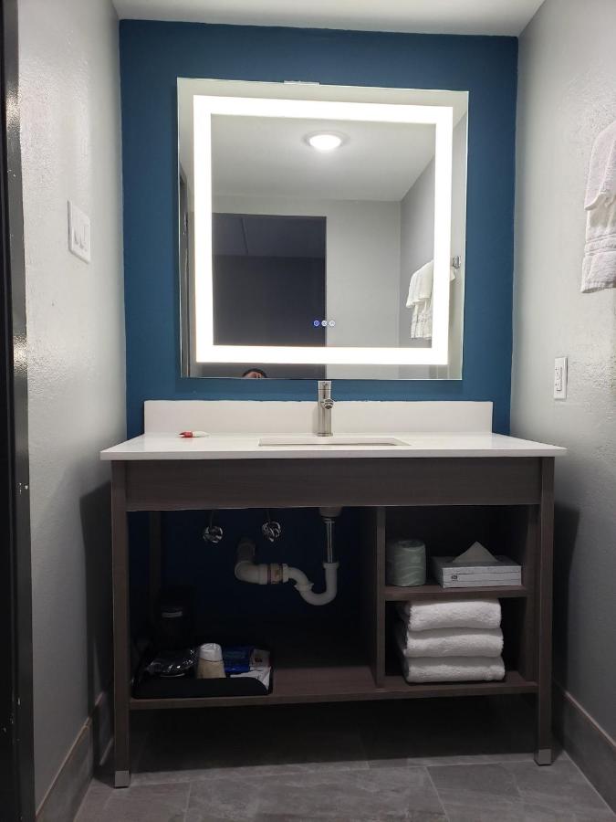 King Suite with Kitchenette - Non-Smoking at La Quinta Inn by Wyndham Temple