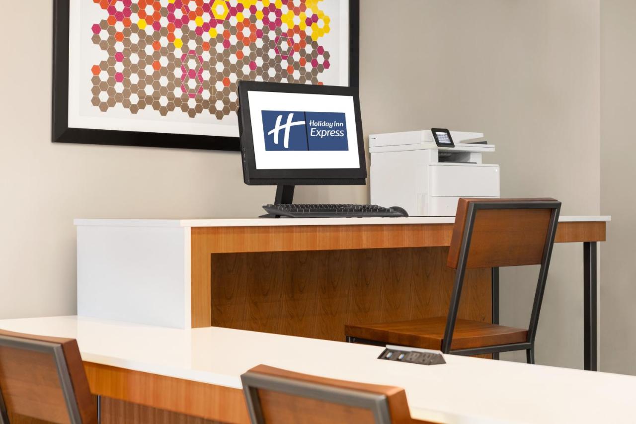 | Holiday Inn Express & Suites Philadelphia - Mt Laurel, an IHG Hotel