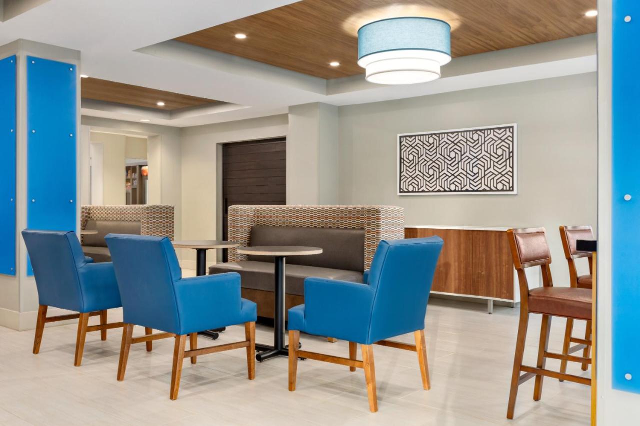 | Holiday Inn Express & Suites Philadelphia - Mt Laurel, an IHG Hotel