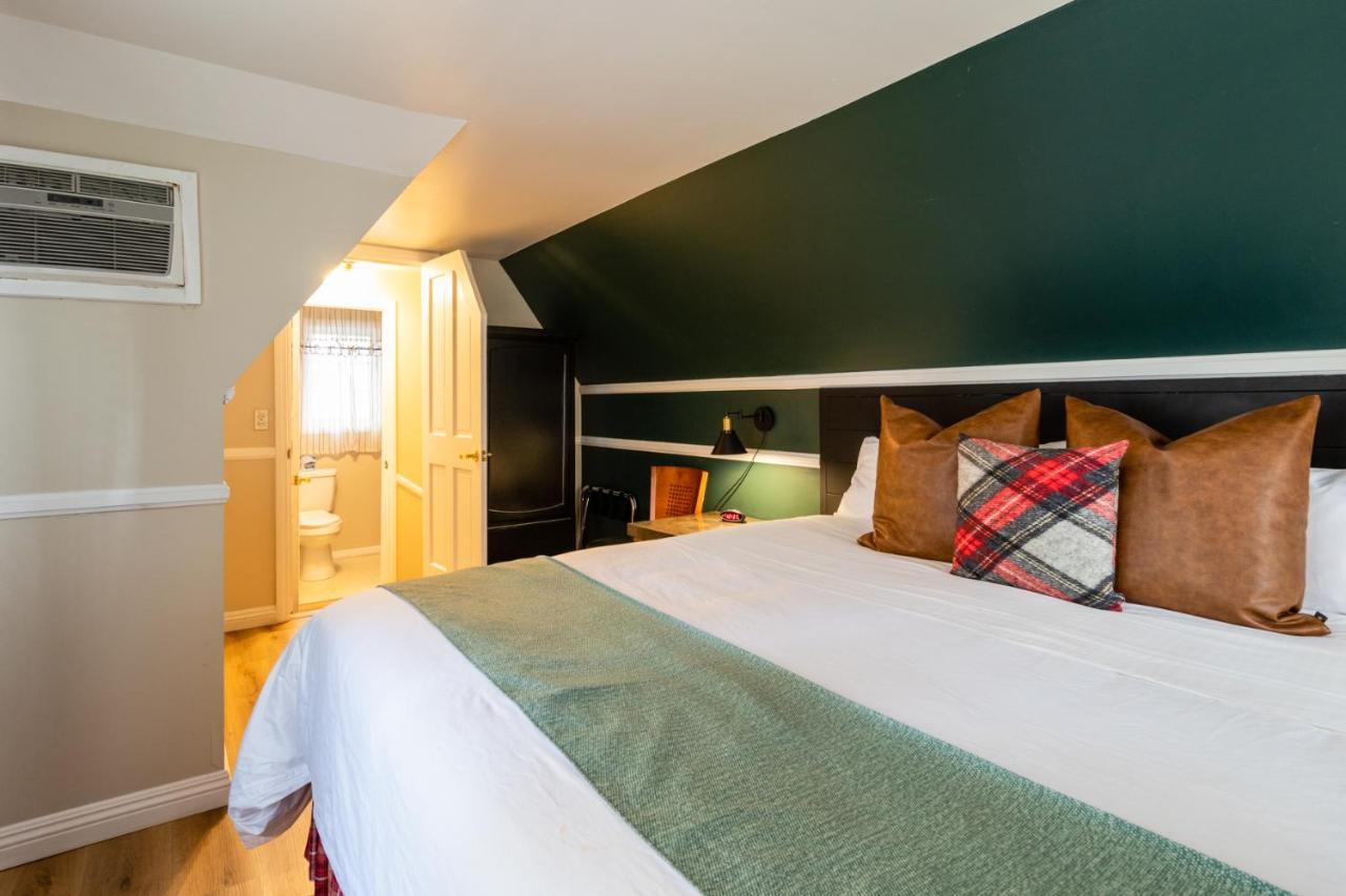 King Suite with Sofa Sleeper or 2 Twin Roll Aways at Saddleback Inn