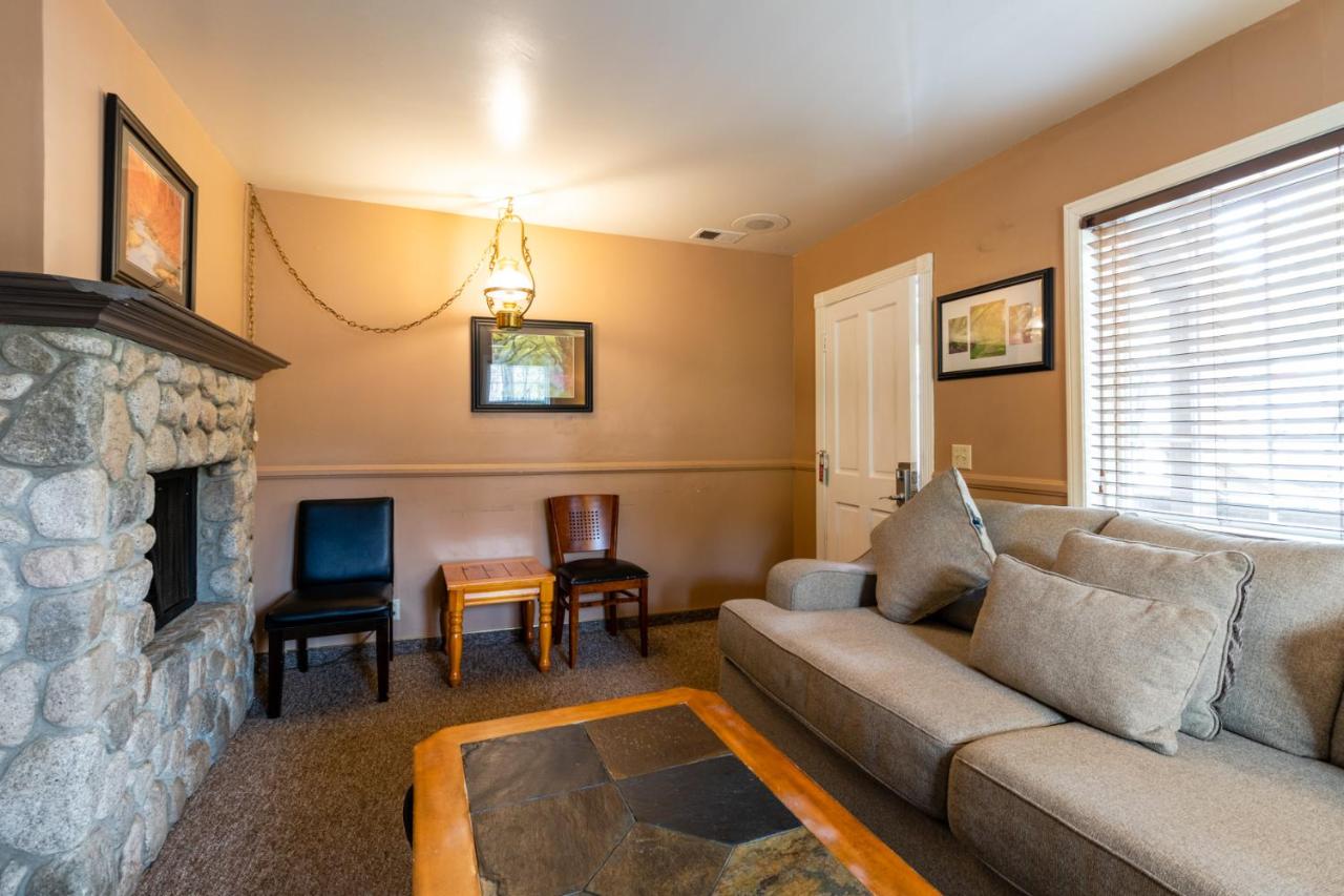 King Suite with Sofa Sleeper or 2 Twin Roll Aways at Saddleback Inn