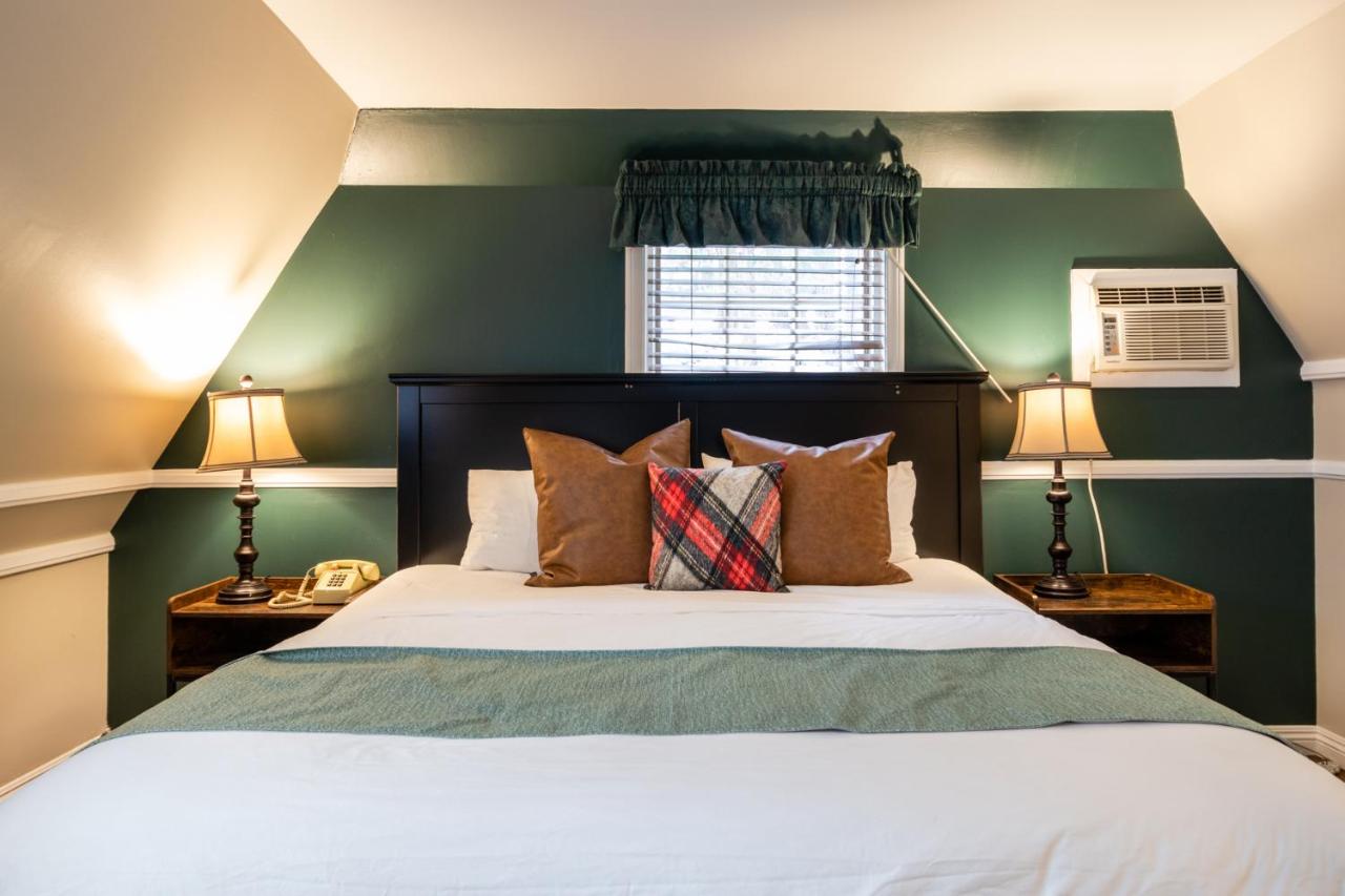 King Suite with Sofa Sleeper or 2 Twin Roll Aways at Saddleback Inn