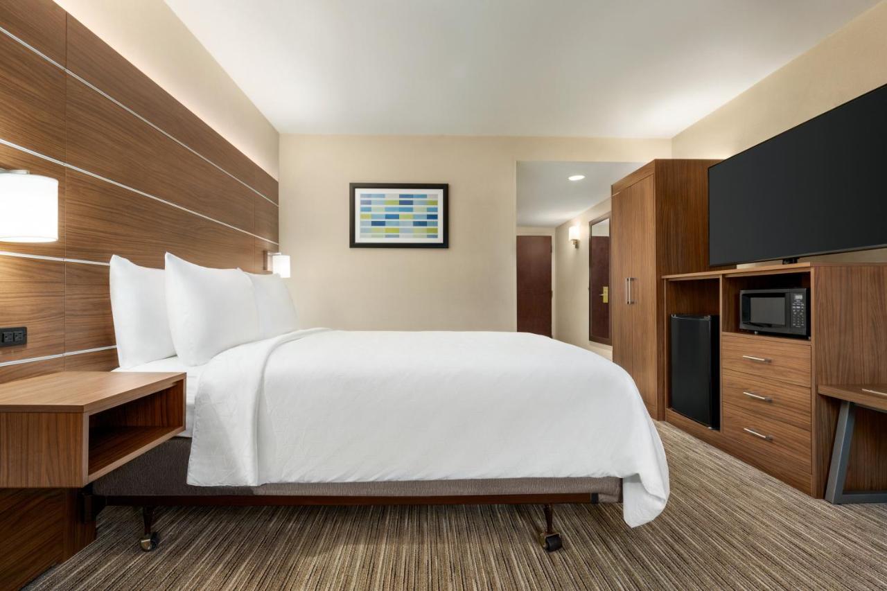 | Holiday Inn Express & Suites Philadelphia - Mt Laurel, an IHG Hotel