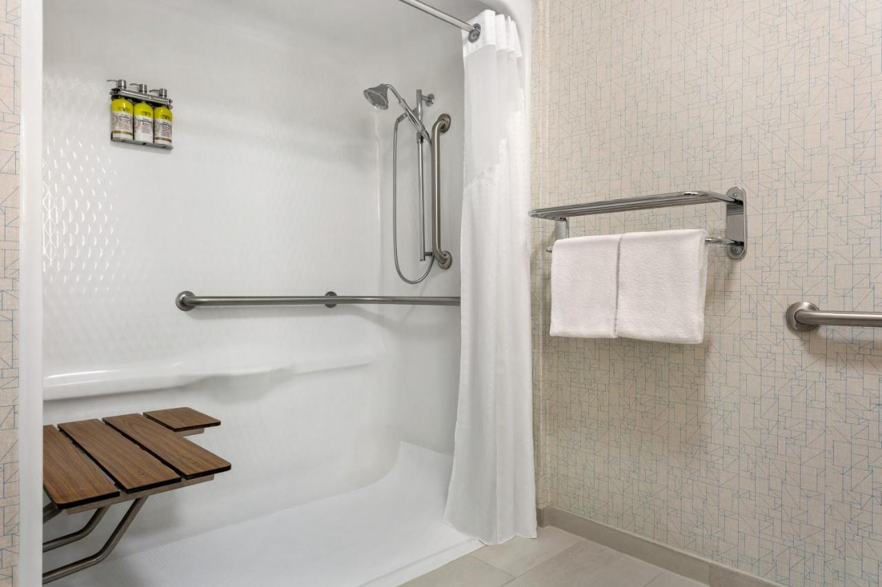 | Holiday Inn Express & Suites Philadelphia - Mt Laurel, an IHG Hotel