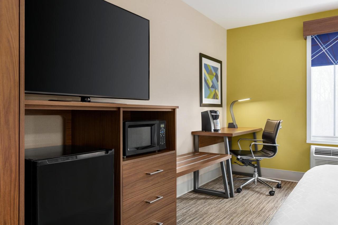 Queen Room - Hearing Accessible with Roll-In Shower at Holiday Inn Express & Suites Philadelphia - Mt. Laurel by IHG