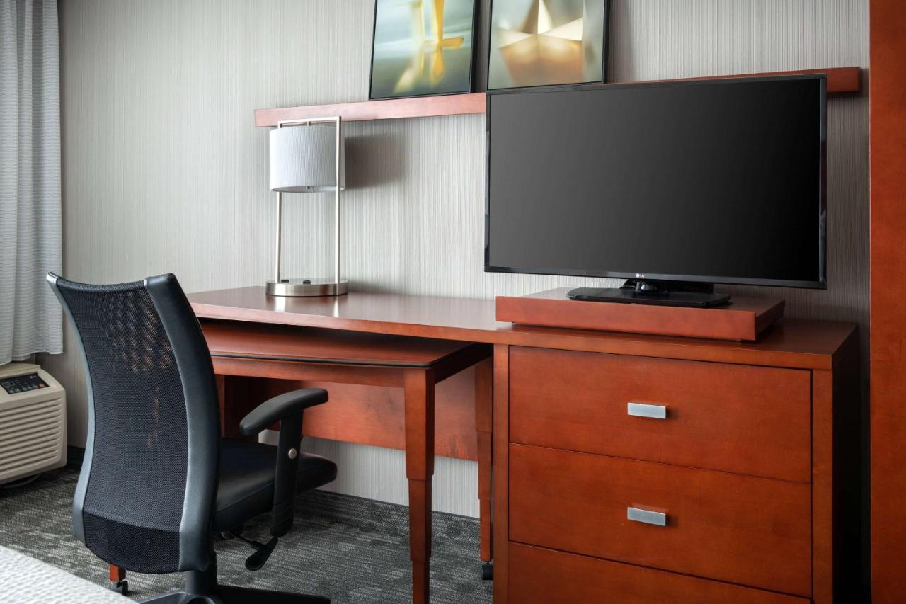 Deluxe King Room at Sonesta Select Camarillo