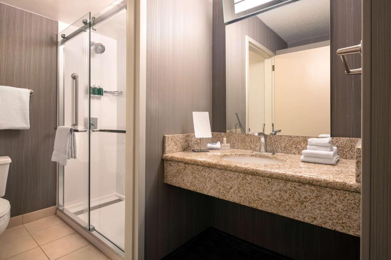 Deluxe King Room at Sonesta Select Camarillo