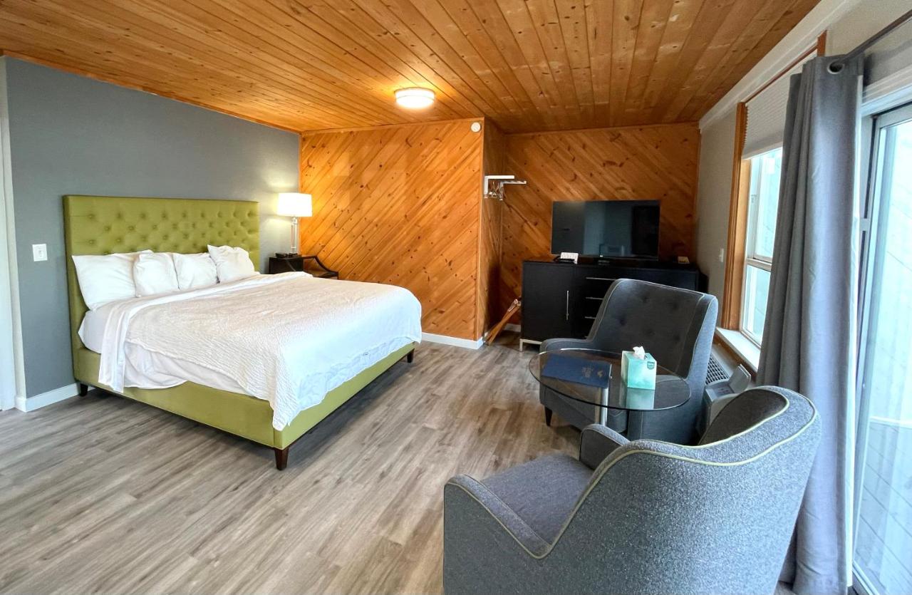 Deluxe King Suite at Tides Inn & Suites