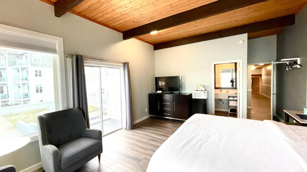 Deluxe King Suite at Tides Inn & Suites