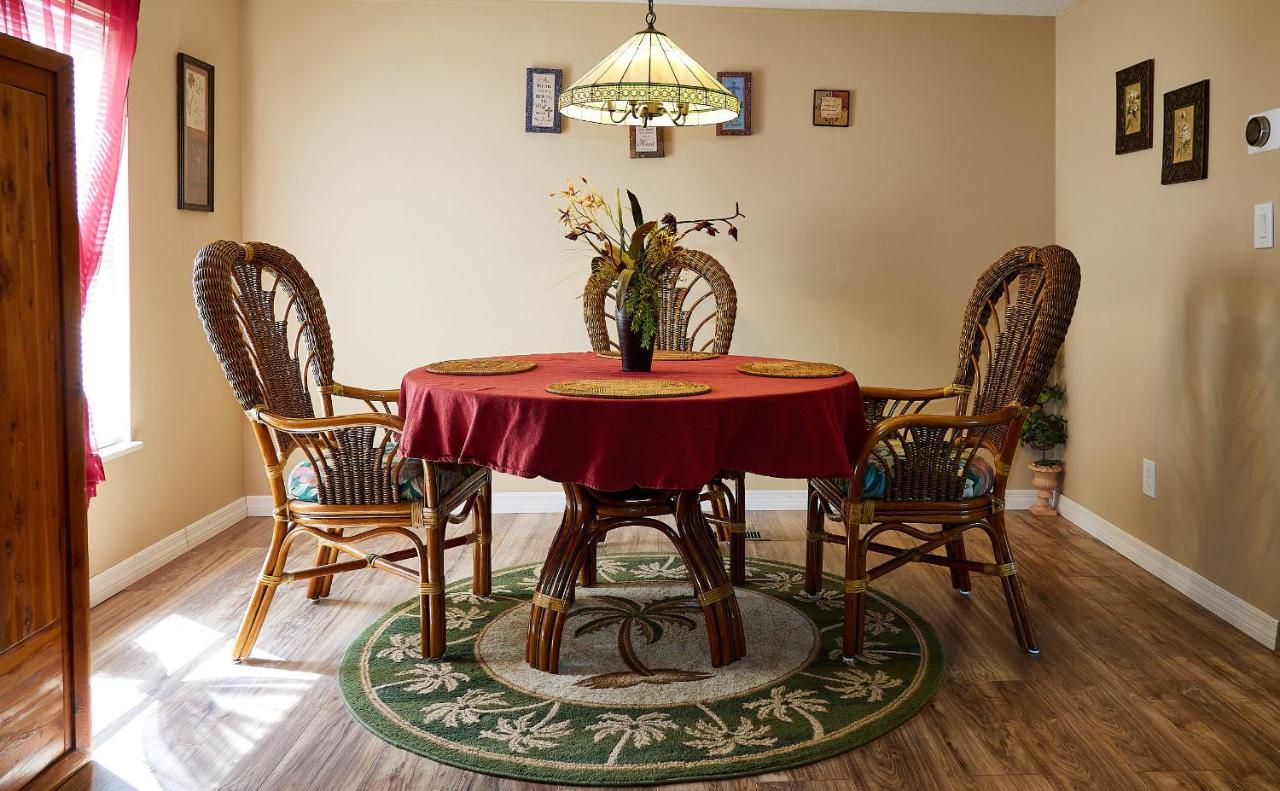 | Room in Apartment - Pleasant Days Bb Manatee Room