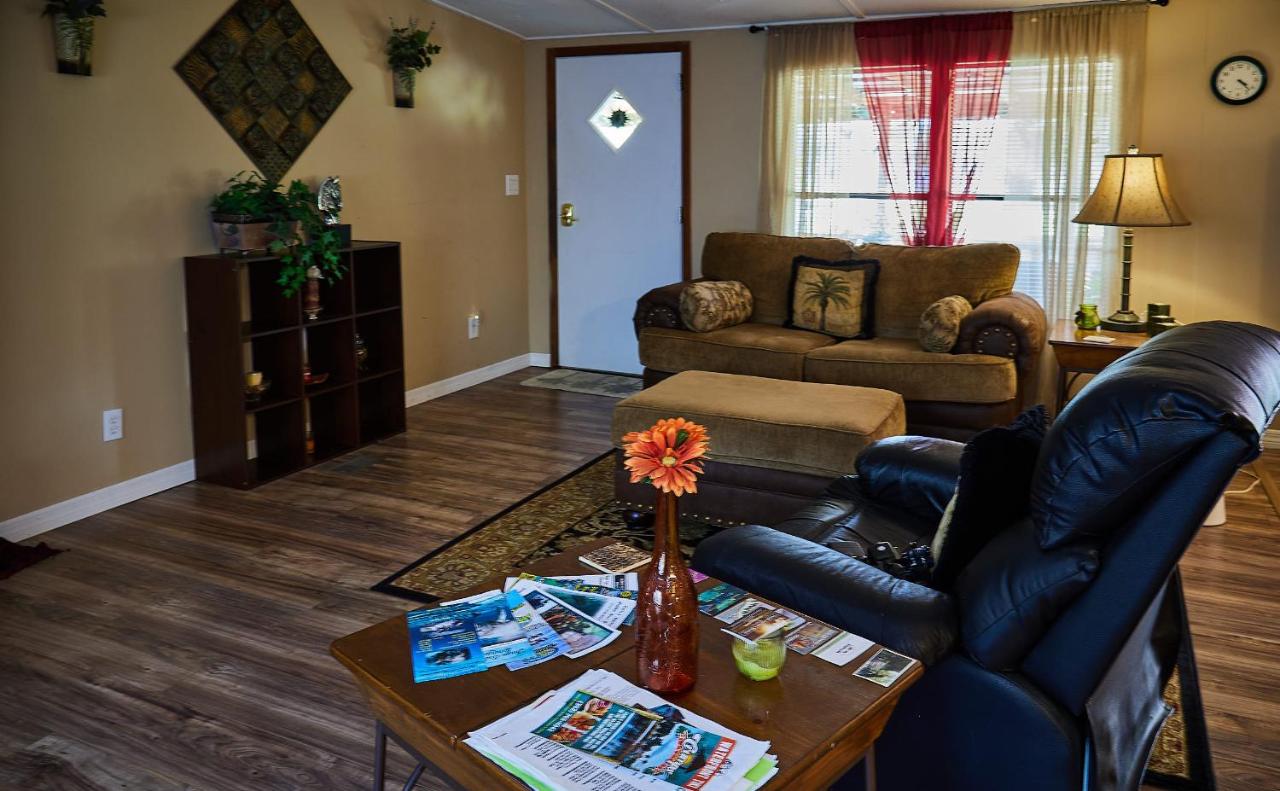 | Room in Apartment - Pleasant Days Bb Manatee Room