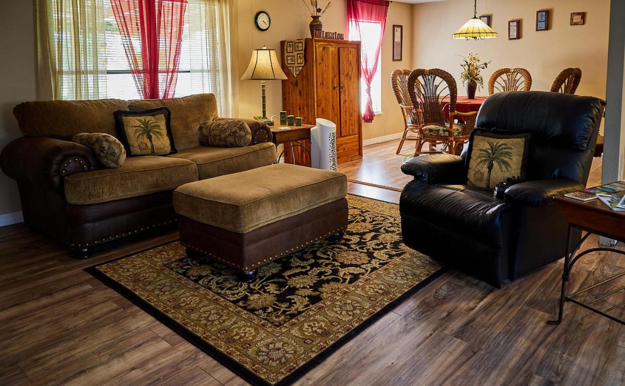 | Room in Apartment - Pleasant Days Bb Manatee Room