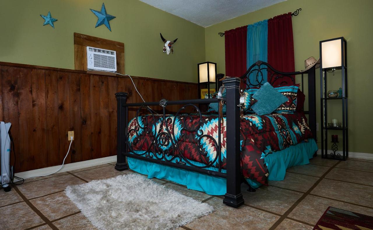 | Room in Apartment - Pleasant Days Bb Manatee Room