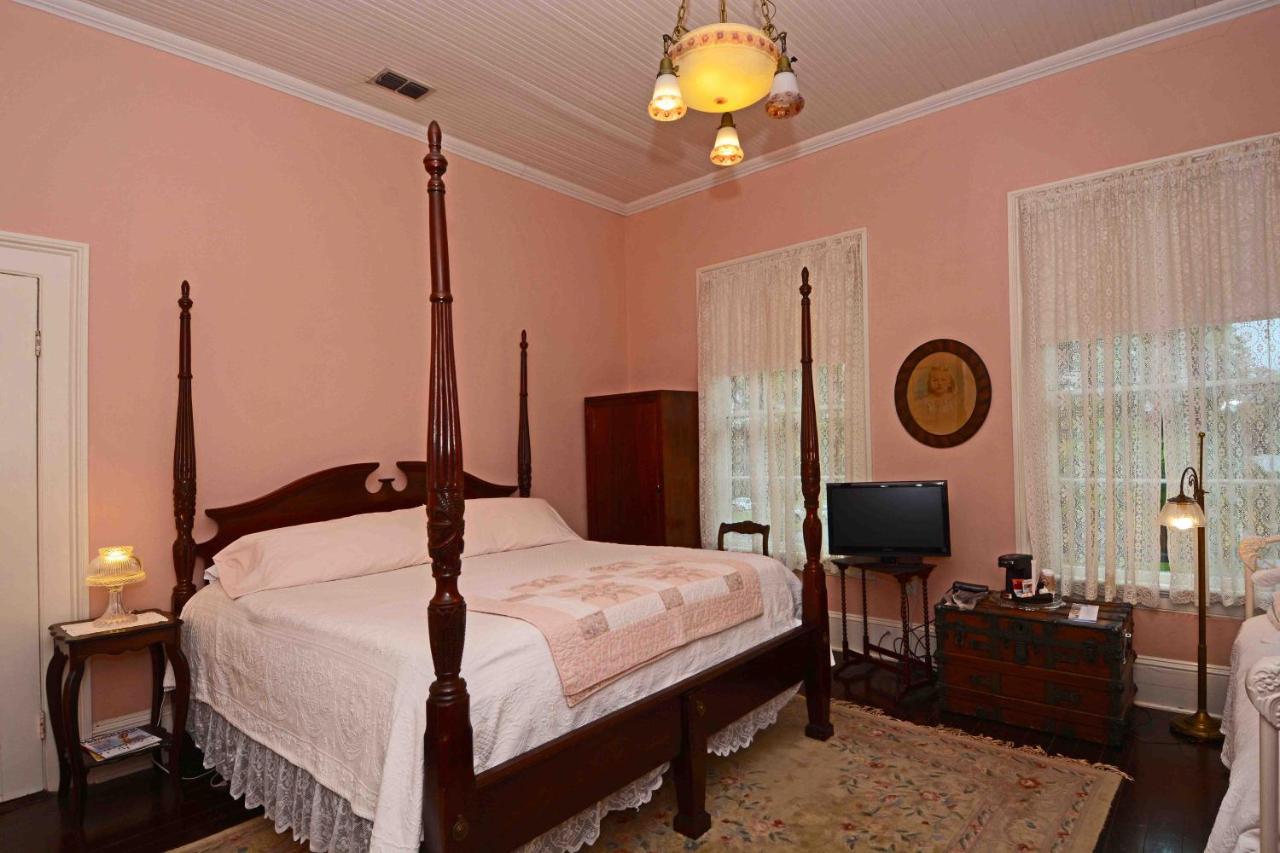 | 1872 Denham Inn