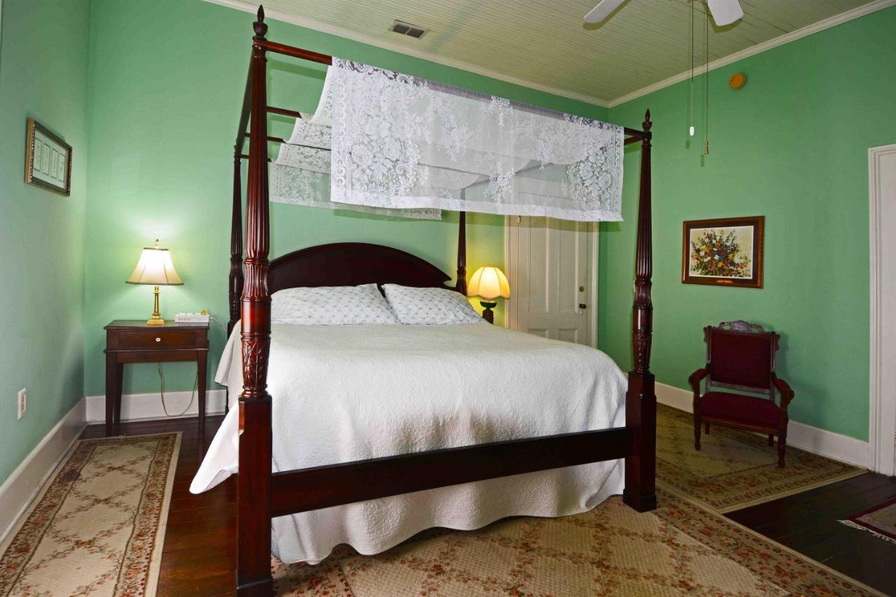 | 1872 Denham Inn