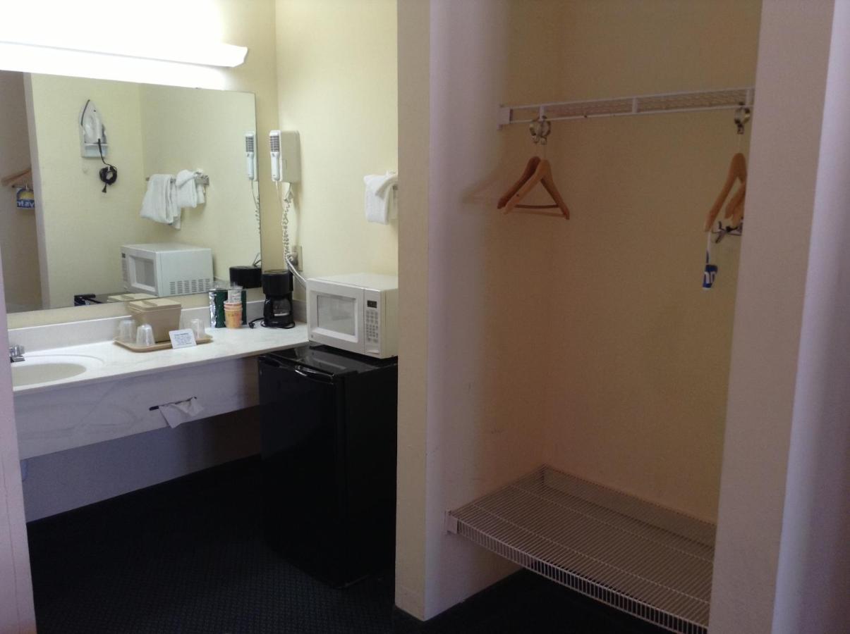 One-Bedroom King Suite - Smoking at Days Inn & Suites by Wyndham Tucker/Northlake