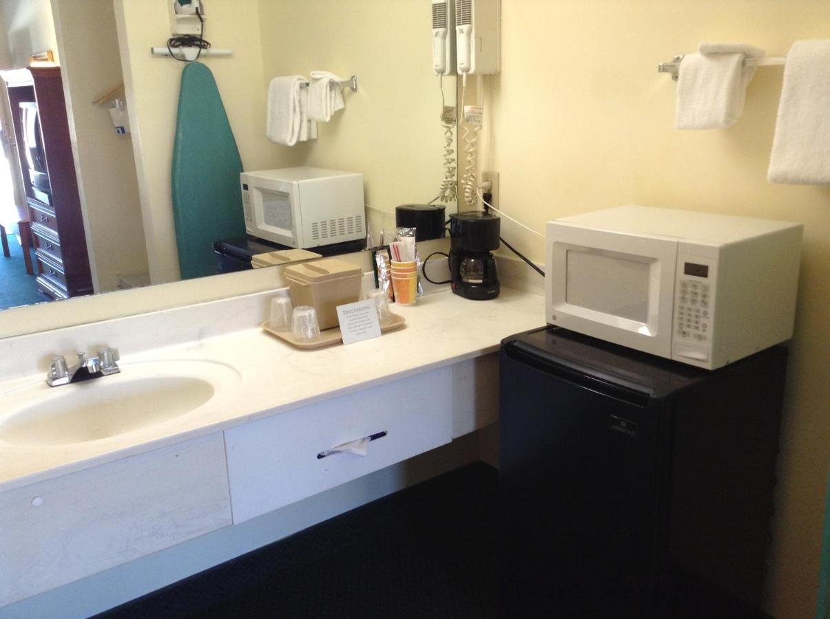 King Room - Smoking at Days Inn & Suites by Wyndham Tucker/Northlake