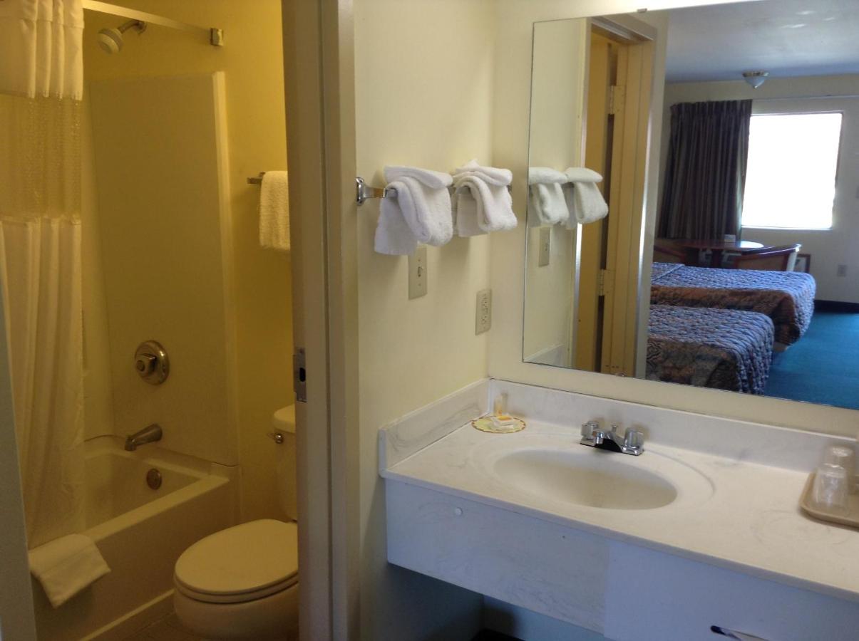 King Studio Suite - Mobility Access/Non-Smoking at Days Inn & Suites by Wyndham Tucker/Northlake