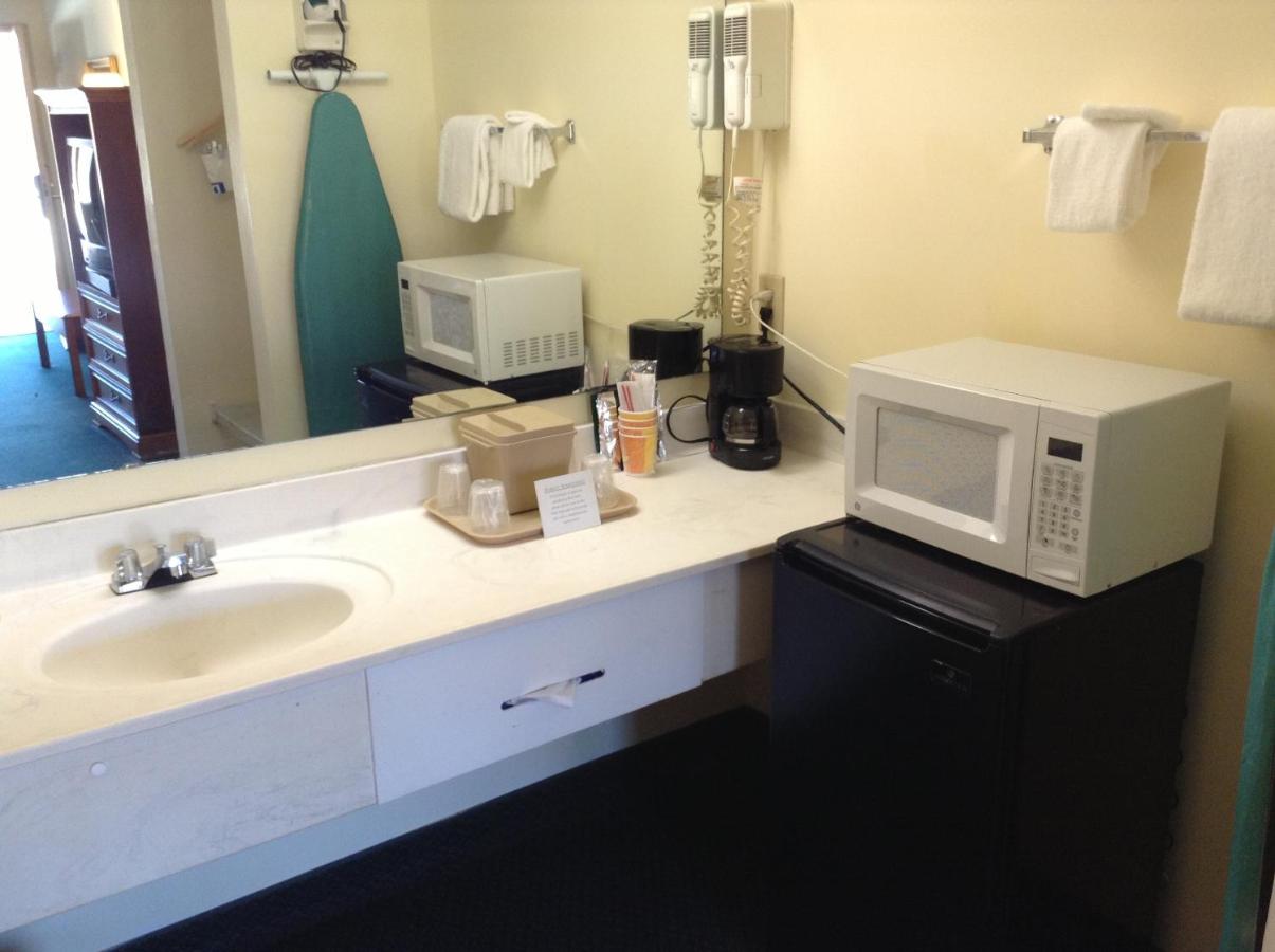 One-Bedroom King Suite - Smoking at Days Inn & Suites by Wyndham Tucker/Northlake